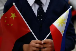 Cờ Trung Quốc và cờ Philippines. Ảnh: REUTERS