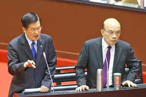 (Từ trái qua): Ông Nghiêm Đức Phát và ông Tô Trinh Xương. Ảnh: CNA