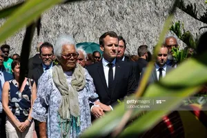 Tổng thống Pháp Emmanuel Macron trong chuyến thăm hòn đảo năm 2018. Ảnh: GETTY