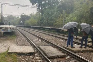 Cảnh sát đang điều tra tại hiện trường vụ án cái chết của một nhân viên đại sứ quán Mỹ gần khu vực đường ray xe lửa ở Ukraine ngày 30-9.