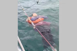 Bà Angelica Gaitan trôi dạt trên biển lúc hai ngư dân Puerto Colombia phát hiện ra bà này hôm 26-9. Ảnh: THE NEW YORK POST