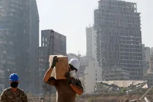 Một thành viên của quân đội Pháp làm việc tại đống đổ nát của vụ nổ lớn cảng Beirut, Lebanon. Ảnh: REUTERS