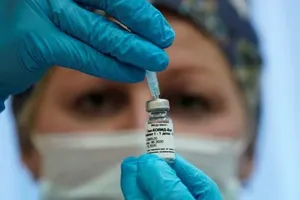 Một y tá chuẩn bị vaccine ngừa COVID-19 Sputnik-V do Nga sản xuất tại một phòng khám ở Moscow vào ngày 17-9.