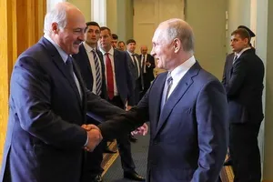 Tổng thống Nga Vladimir Putin (phải) và Tổng thống Belarus Alexander Lukashenko (trái).
