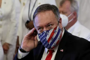 Ngoại trưởng Mỹ Mike Pompeo đeo khẩu trang tại buổi lễ tuyên thệ nhậm chức của tân Tổng thống Cộng hòa Dominica Luis Abinader.