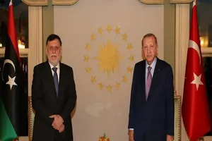 Tổng thống Thổ Nhĩ Kỳ Tayyip Erdogan (bên trái) gặp Thủ tướng Libya Fayez al-Sarraj (bên phải) của GNA tại Istanbul, Thổ Nhĩ Kỳ. Ảnh: REUTERS)