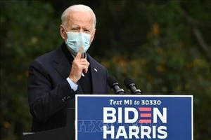 Ông Biden điều chỉnh chiến dịch sau khi ông Trump mắc COVID-19