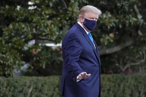 Tổng thống Donald Trump đeo khẩu trang trong một cuộc họp báo ở Nhà Trắng hồi tháng 9. Ảnh: REUTERS