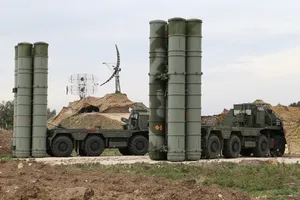 Các đơn vị S-400 Nga triển khai ở căn cứ không quân Hmeimim tại Syria hồi tháng 12-2015. Ảnh: REUTERS