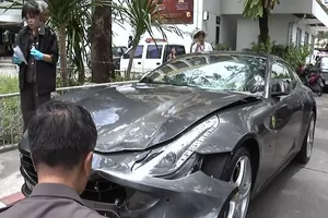 Chiếc xe Ferrari của Vorayuth Yoovidhya - người thừa kế Red Bull - được nhìn thấy sau vụ tai nạn năm 2012. Ảnh: AFP