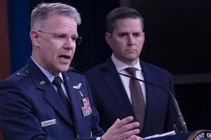 phát ngôn viên Bộ Quốc phòng Mỹ Jonathan Hoffman trong cuộc họp báo ngày 5-10. Ảnh: REUTERS