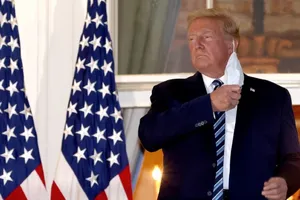 Tổng thống Donald Trump xuất hiện trước báo giới sau khi quay về Nhà Trắng hôm 5-10. Ảnh: REUTERS