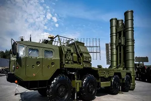 Hệ thống tên lửa phòng thủ S-400 . Ảnh: AFP 