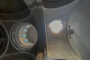 Phần nóc của nhà thờ bị tấn công. Ảnh: RT