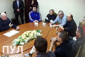 Tổng thống Alexander Lukashenko đối thoại với các nhân vật đối lập Belarus trong một trại tạm giam ở Minsk. 