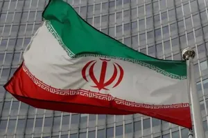 Cờ Iran trước trụ sở Cơ quan Năng lượng Nguyên tử Quốc tế (IAEA) ở thủ đô Vienna, Áo. Ảnh: REUTERS