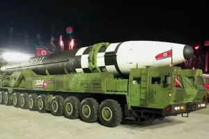 Tên lửa đạn đạo xuyên lục địa vừa được ra mắt của Triều Tiên. Ảnh: DENFENCE BLOG