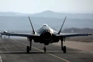 Một chiếc tiêm kích F-35 của Israel trên đường băng tại căn cứ không quân Ovda.