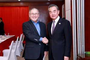 Bộ trưởng Ngoại giao Trung Quốc Vương Nghị (phải) và người đồng cấp Philippines Teodoro Locsin. Ảnh: INQUIRER