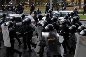 Belarus đe dọa nổ súng vào người biểu tình phản đối Tổng thống Alexander Lukashenko. Ảnh: REUTERS