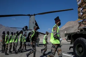 Các binh sĩ tiếp liệu một trực thăng Chinook của Không quân Ấn Độ tại một căn cứ không quân ở Leh, thuộc vùng Ladakh. Ảnh: REUTERS