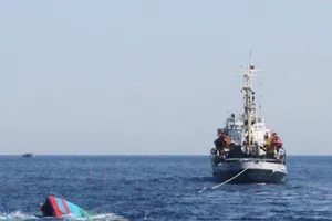 Philippines cáo buộc Trung Quốc đâm tàu cá của mình hồi tháng 6-2019. Ảnh: REUTERS