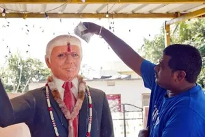 Hình ảnh từ một video ghi lại cảnh anh Bussa Krishna làm lễ với bức tượng Tổng thống Donald Trump. Ảnh: THE INDIAN EXPESS