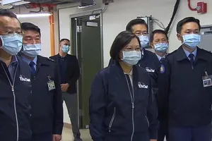 Hình ảnh cố vấn kỹ thuật Mỹ trong chuyến thị sát trạm radar Lạc Sơn của nhà lãnh đạo Đài Loan Thái Anh Văn hôm 13-10. Ảnh: TAIWANNEWS