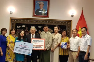 Hội hữu nghị Việt Nam - Myanmar trao tặng tiền và vật tư y tế hỗ trợ Myanmar chống COVID-19 ngày 14-10.