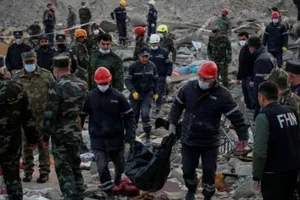 Các đội tìm kiếm và cứu hộ mang một thi thể từ khu vực bị tên lửa tấn công ở Nagorno-Karabakh, Azerbaijan ngày 17-10.