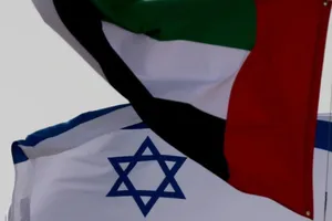 Quốc kỳ Các Tiểu vương quốc Ả Rập Thống nhất (trên) và quốc kỳ Israel (dưới).