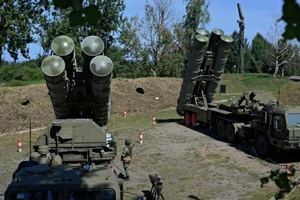 Hệ thống tên lửa phòng không S-400 của Nga.