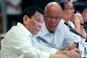 Tổng thống Philippines Rodrigo Duterte và Bộ trưởng Quốc phòng Philippines Delfin Lorenzana. Ảnh: CNN PHILIPPINES