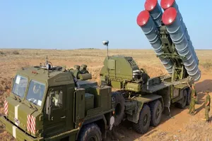 Hệ thống tên lửa phòng không S-400 do Nga sản xuất.
