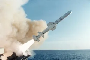 Tên lửa Harpoon Block II phóng từ trên tàu.