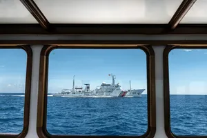 Một tàu cảnh sát biển Trung Quốc gần Bãi cạn Scarborough. Ảnh: SERGEY PONOMAREV/THE NEW YORK TIMES