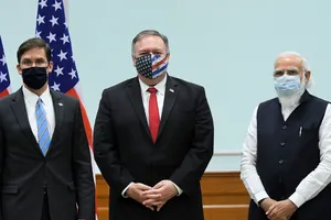 Thủ tướng Ấn Độ Narendra Modi (phải) đón tiếp Bộ trưởng Quốc phòng Mỹ Mark Esper (trái) và Ngoại trưởng Mỹ Mike Pompeo (giữa) tại thủ đô New Delhi hôm 26-10. Ảnh: AP