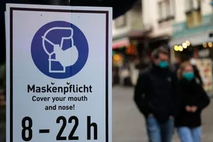Người dân Đức đeo khẩu trang tại thành phố Frankfurt, Đức. Ảnh: REUTERS