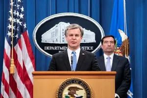 Giám đốc Cục Điều tra Liên bang FBI Christopher Wray (trái) và Trợ lý Bộ trưởng Tư pháp Mỹ John Demers (phải) tại buổi họp báo hôm 28-10.