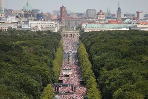 Ảnh minh họa - Cuộc tuần hành lớn phản đối việc phong tỏa để phòng dịch COVID-19 ở Berlin (Đức) hồi tháng 8. Ảnh: AP