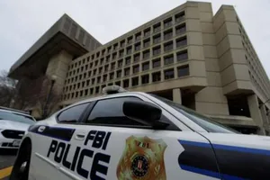 Xe cảnh sát đậu bên ngoài trụ sở FBI ở thủ đô Washington DC, ngày 1-2-2018.