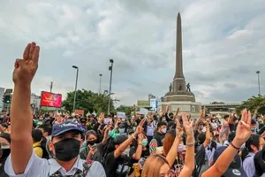 Phản đối vua Thái, sinh viên tẩy chay lễ tốt nghiệp