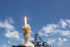 Khu trục hạm Mỹ USS Fitzgerald phóng thử tên lửa ở Thái Bình Dương hồi tháng 12-2017. Ảnh: AP