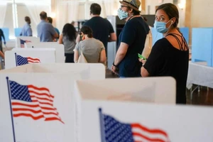 Người dân Mỹ đi bỏ phiếu sớm. Ảnh: AP