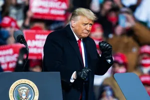 Tổng thống Donald Trump xuất hiện ở bang Michigan hôm 1-11. Ảnh: REUTERS