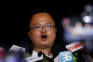 Ông Arnon Nampa trả lời phỏng vấn sau khi được thả tự do hôm 3-11. Ảnh: U.S NEWS