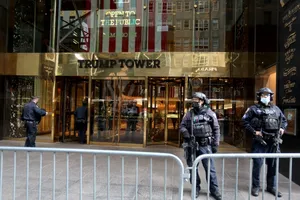 Cảnh sát vũ trang đứng gác trước toà tháp Trump ở TP New York ngày 3-11. Ảnh: REUTERS