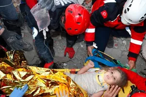 Bé Ayda Gezgin được đưa lên cáng để ra xe cứu thương sau gần 91 giờ bị vùi dưới đống đổ nát do trận động đất hôm 30-10 ở Thổ Nhĩ Kỳ. Ảnh: CNN