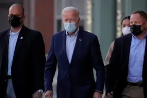 Ông Joe Biden (giữa) ở bang Delaware hồi đầu tháng 10 với lực lượng an ninh hộ tống. Ảnh: REUTERS