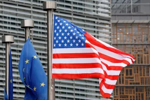 Quốc kỳ Mỹ và cờ Liên minh châu Âu (EU).